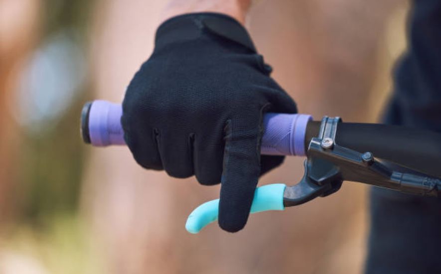The Importance of Proper Fit and Material in Mountain Bike Gloves